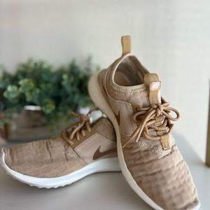 Nike 724979-200 Juvenate Womens Running Show Mushroom/Elemental Gold